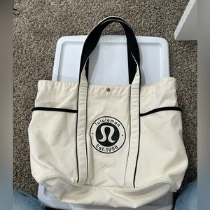 Lululemon Daily Multi-Pocket Canvas Tote Bag 20L Logo